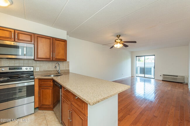Building Photo - 5 Linden St Unit 3J