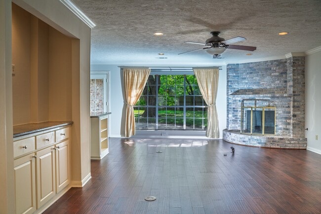Building Photo - 1704 Crystal Hills Dr