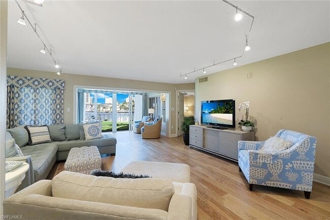 Building Photo - 355 Park Shore Dr Rental