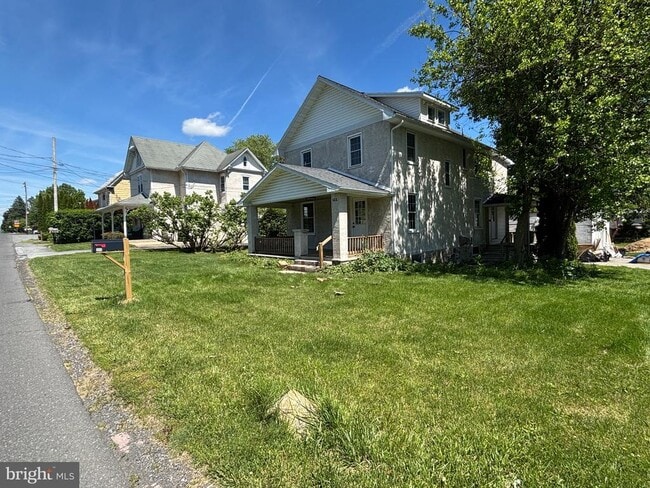 Photo - 888 Walnut St