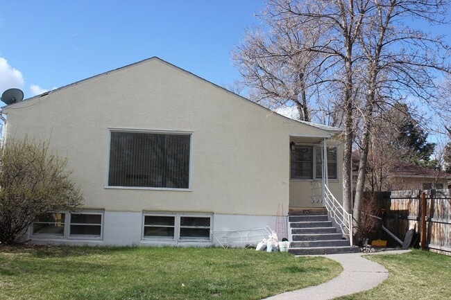 Building Photo - Chappell Tri-Plex Unit #B