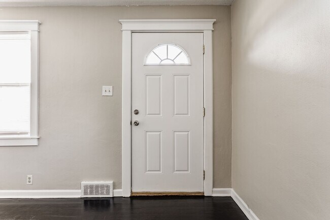 Photo - AVOID SCAMMERS!! WE DO NOT POST ON CRAIGSL...