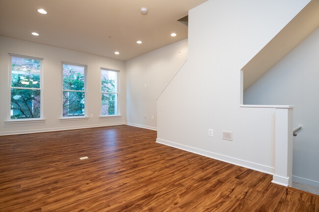 Building Photo - 930 4th St SE