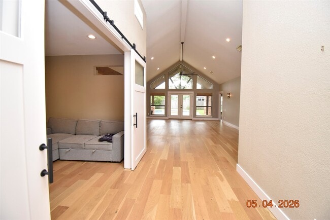 Photo - 421 Creekside Dr