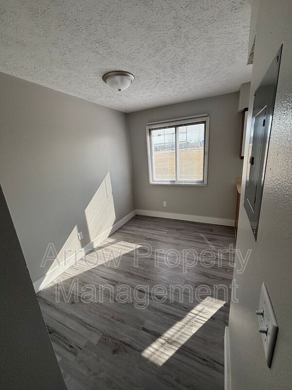 Photo - 2481 E 5th Ave