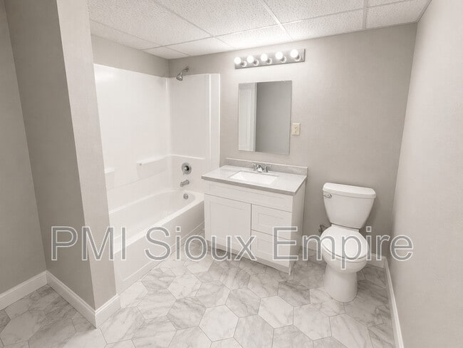 Photo - 918 W 10th St
