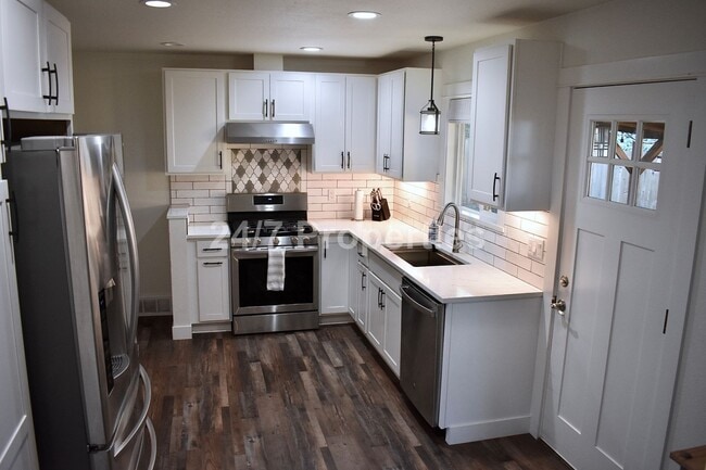 Photo - Comfortable Living with a Generous Yard in Gladstone