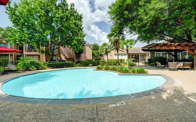 ...En nuestra piscina estilo centro turístico... - The Park @ Live Oak Apartments