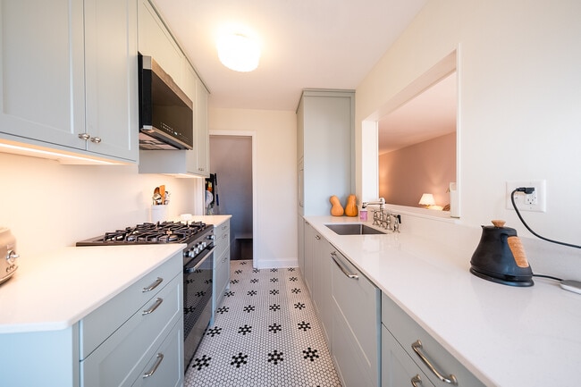 Photo - 2040 Montreal Ave