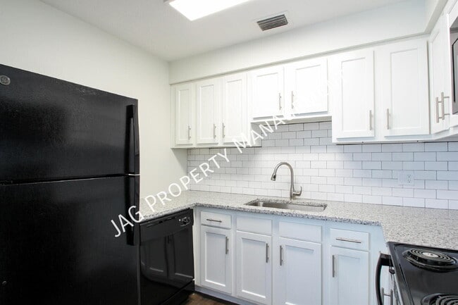Photo - 1435 Smith St
