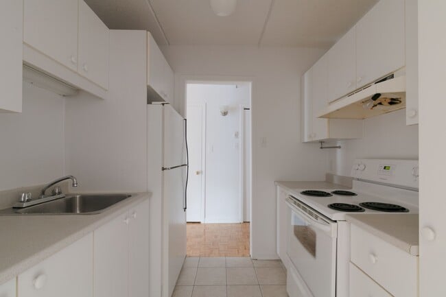 Building Photo - 1570 Avenue Filion Unit 207