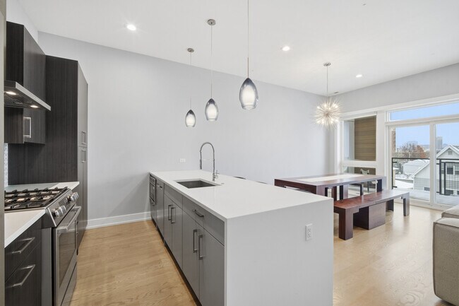 Photo - 725 W 17th St Unidad 3