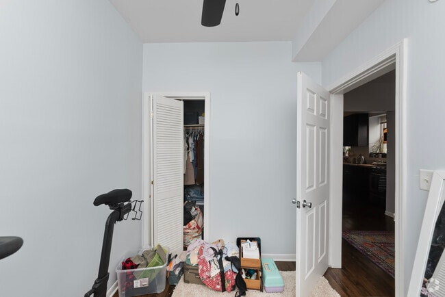 Building Photo - 2348 W Moffat St Unit 2R Rental
