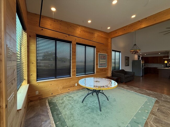 Photo - 150 Dowling Rd W