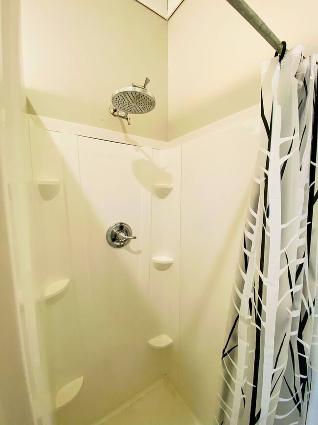 Photo - SPRING SPECIAL: HALF OF FIRST MONTH RENT!!... House