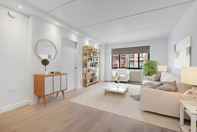 Building Photo - 10 Rutgers St Unit 6L