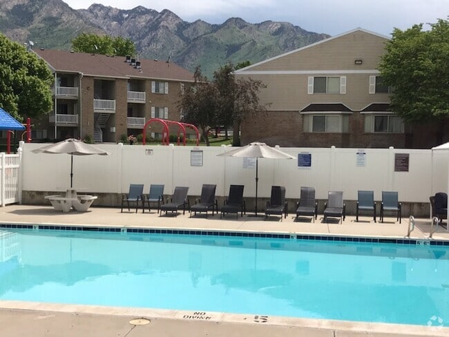 Pool with sundeck - Highland Pointe Rental