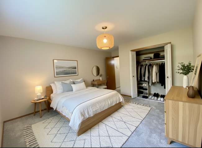 Building Photo - Cozy 2 Bedroom, 1 Bath Apartment with Balcony - Welcome Home! Unit IVA38