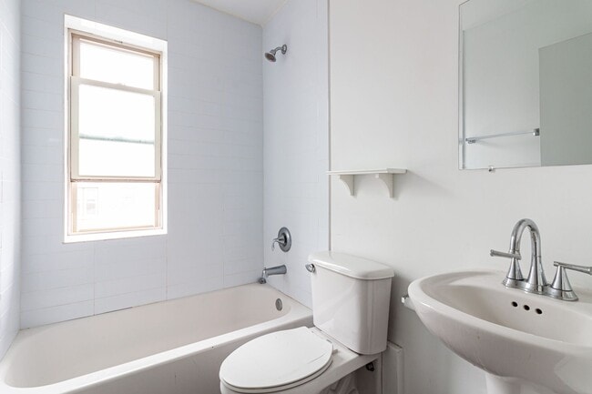 Photo - Great Studio Apartment with Modern Finishes -Close to Lake & El! Unit 6E