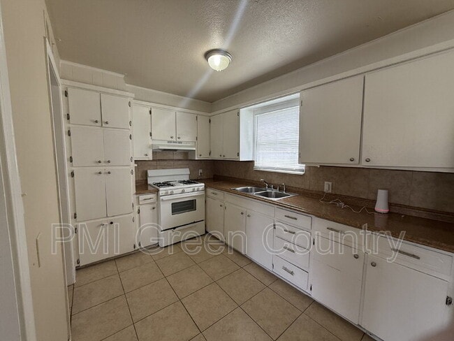 Photo - 334 W 63rd Pl N