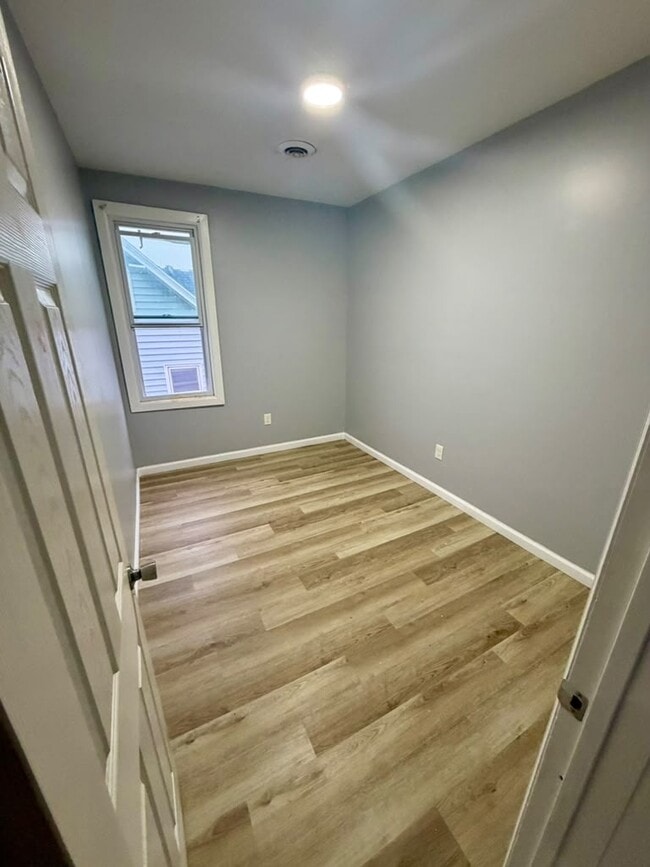 1117 Pleasant St Unit 1117 Pleasant St. (3rd Apt)