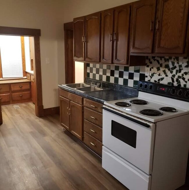 Photo - 619 W Elm St