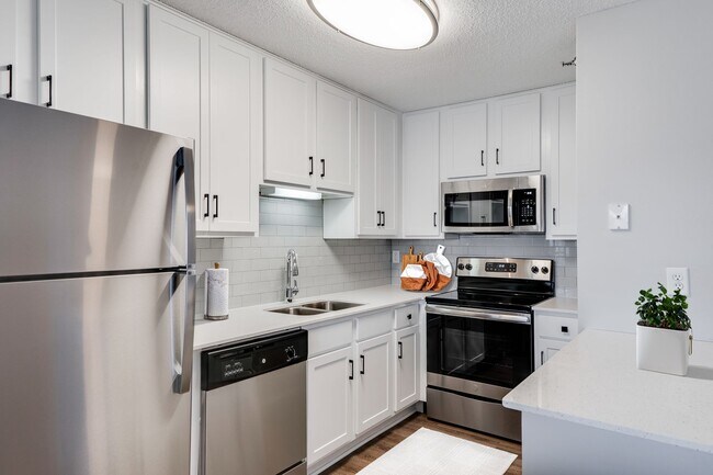 Minnetonka - 1 Bed / 1 Bath - 728 Sq.Ft. - The Apex