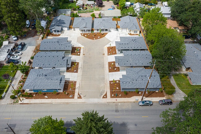 Photo - 1002 SE N St