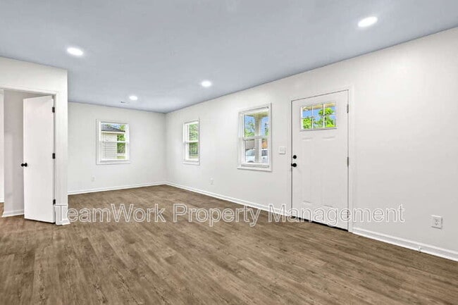 Photo - 3111 Azalea Dr