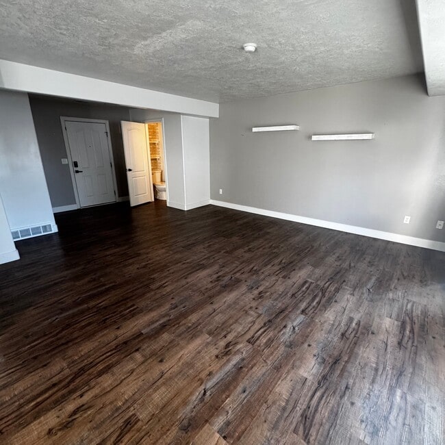 Photo - 2297 Hawthorne St