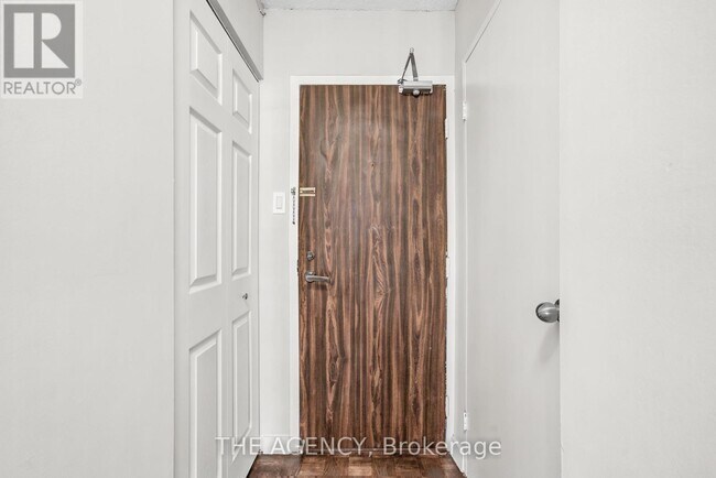 Photo - 2350 Dundas St W Unit 2511A