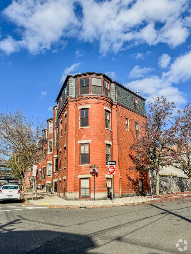 Building Photo - 27 Beacon St Unit 2 Rental