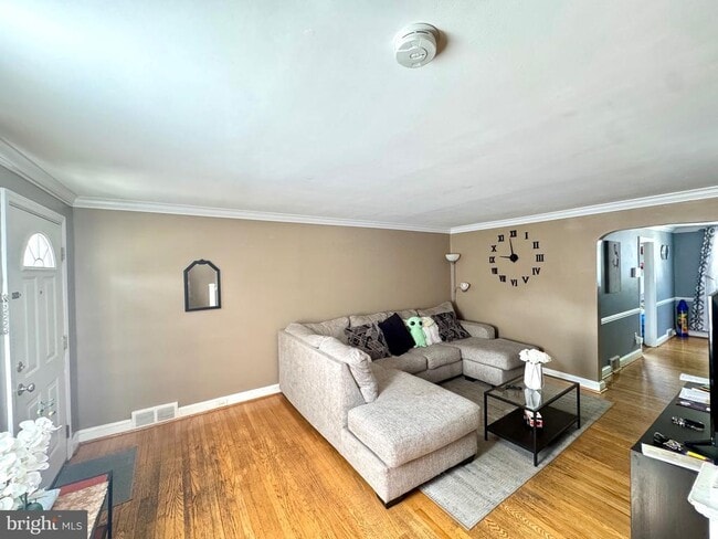 Photo - 827 Hampshire Rd