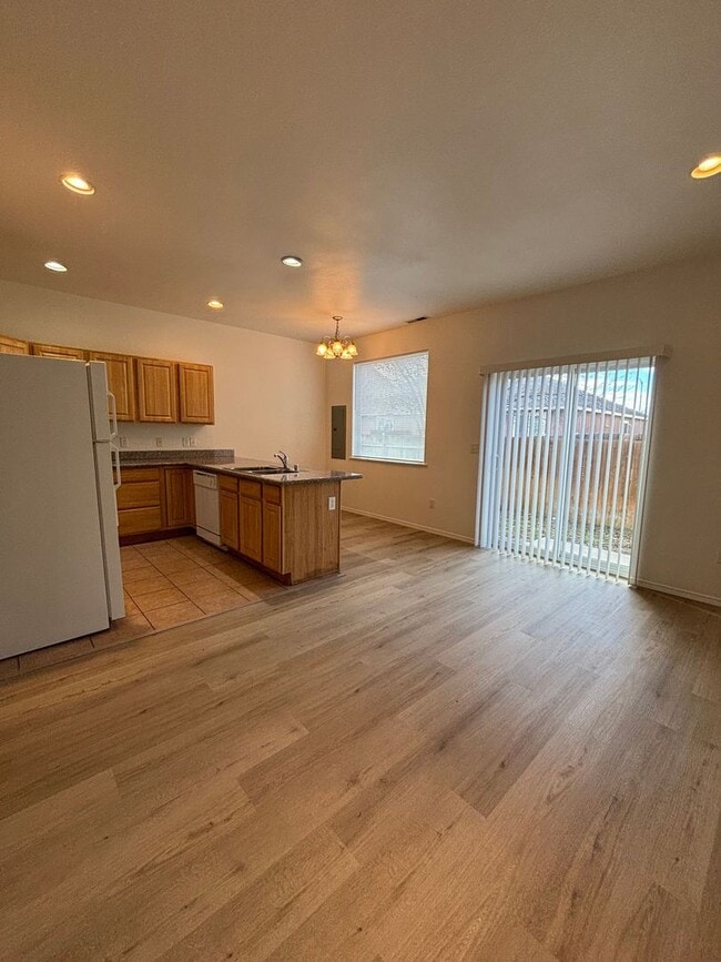 Photo - $500 Off 1st Month w/ 12m Lease! Pet Frien... Unidad 1622 #3