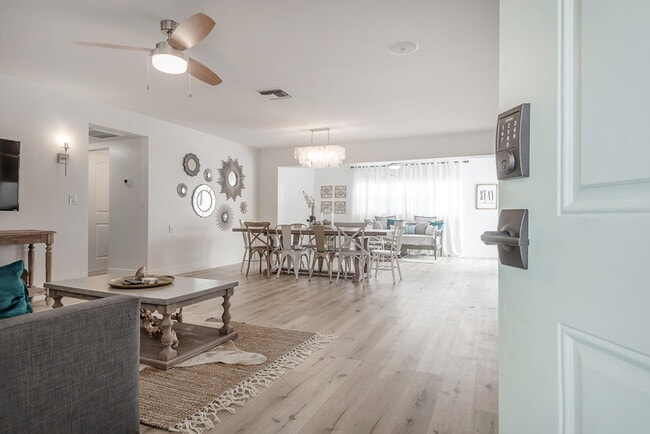 Building Photo - 235 E Overbrook Dr Unit ID1248847P Rental