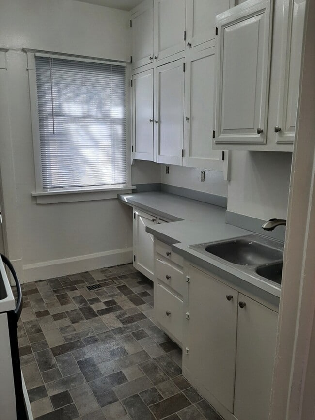 Kitchen - 110 12th St N Unit 110.