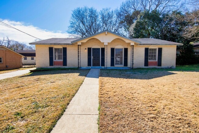 Building Photo - ** 3 bed 2 bath located in Dalraida ** Cal... Rental
