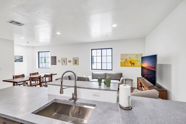 Photo - 834 S Farmer Ave