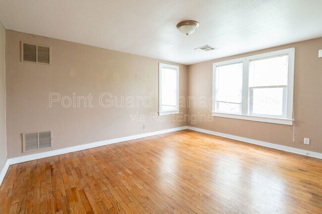 Photo - 302 S Poplar St