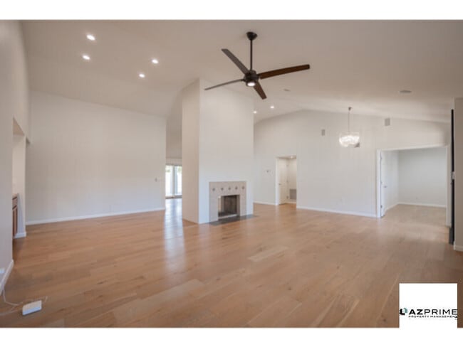 Photo - Elegant 3/2.5 Scottsdale Home - Vaulted Ce...