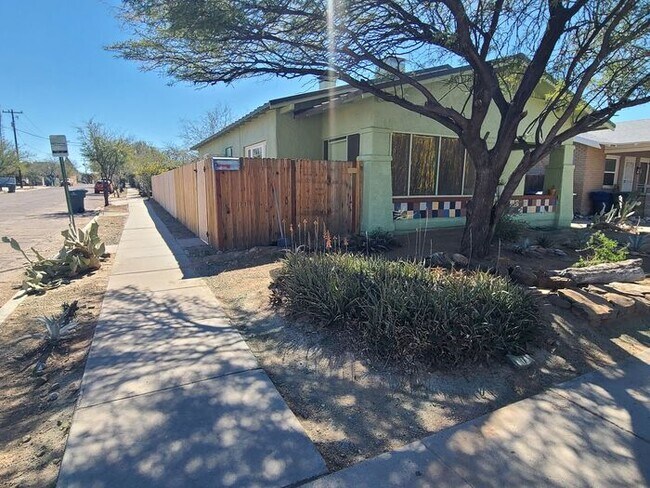 Photo - 646 E 8th St