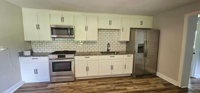 Photo - 1+Acre in the country! 2 bed/1.5 Bth- NO C...