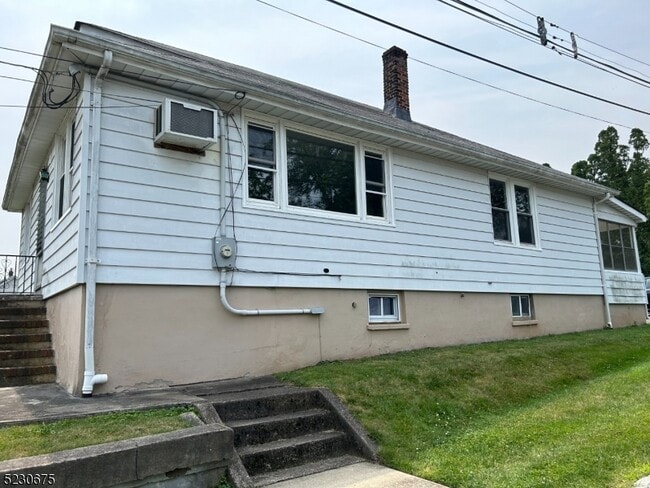 Building Photo - 33 Stanley Rd Rental
