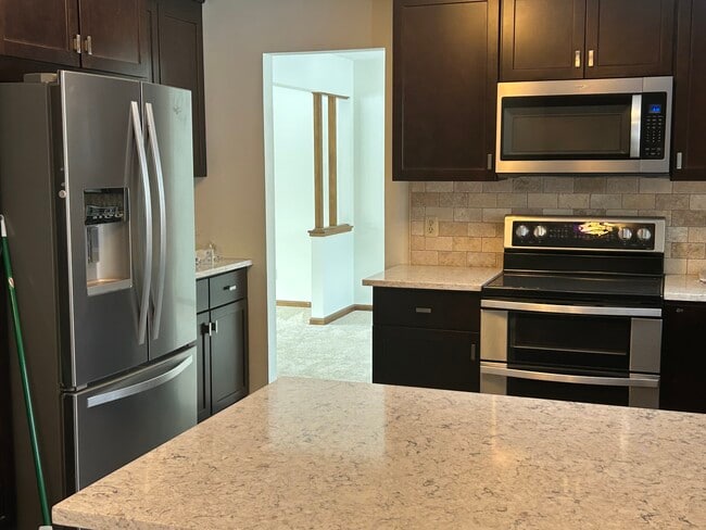 stainless appliances, granite countertops - 9933 Balmoral Ln