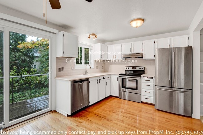 Building Photo - Charming Two Bedroom Condo with Close Access to I-5! Unit 15