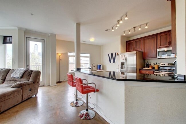 Photo - 910 W 25th St Unit #306