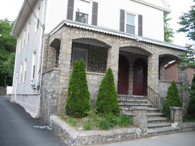 Building Photo - 90 Messer St Unit 1