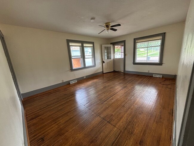 Building Photo - 1008 W 3rd St Rental