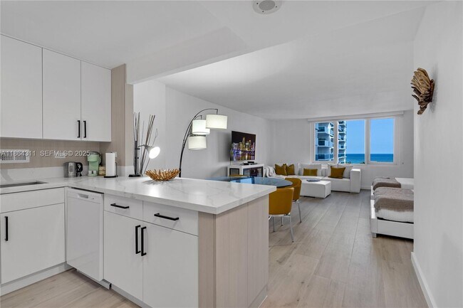 Photo - 2301 Collins Ave Unidad 542