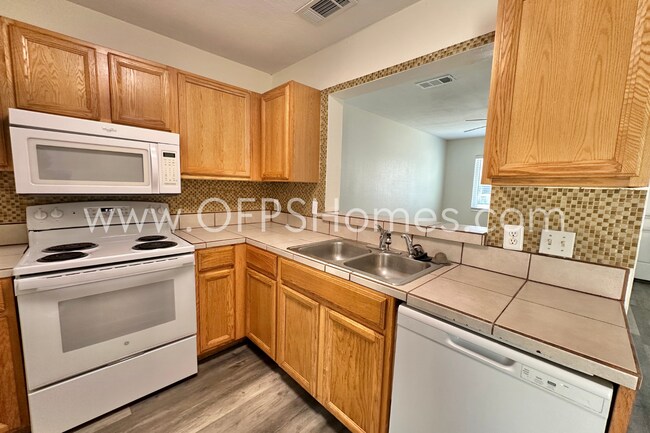 Photo - 2/1 Destin Townhome - $1,600! AVAILABLE NOW!